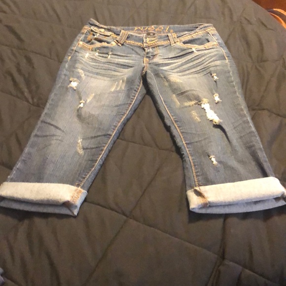 Women’s size 7/8 Capris dark wash distressed jean - Picture 2 of 3